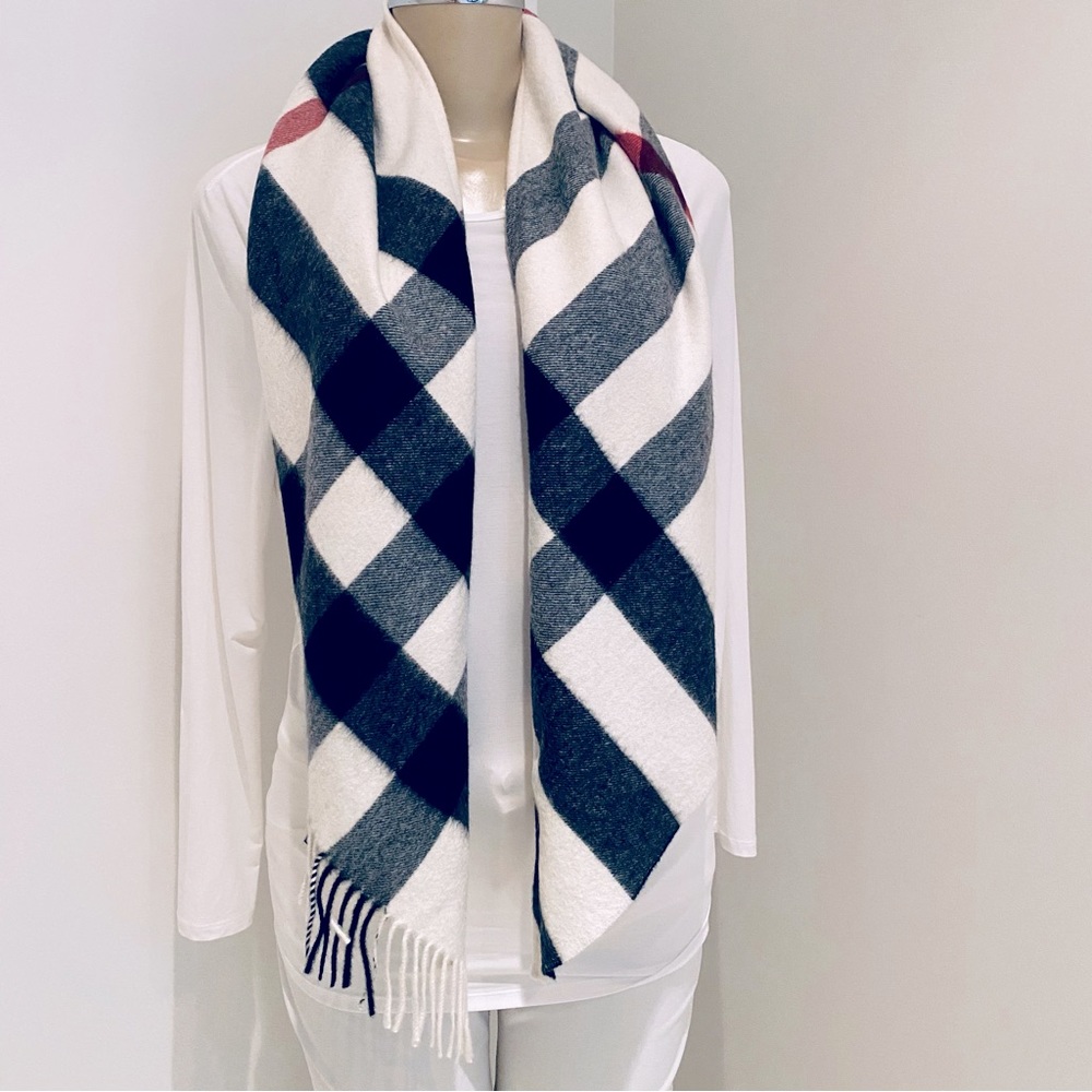 BURBERRY LONDON HALF MEGA CASHMERE BANDANA / SCARF / WRAP. - Picture 3 of 11